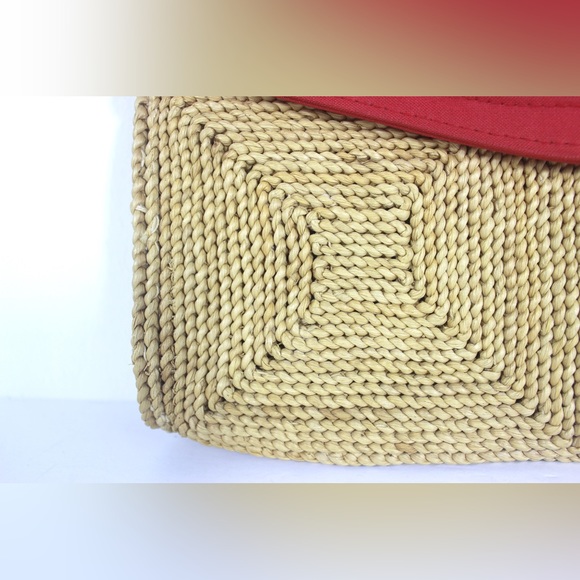 Vintage 70’s Woven Straw Clutch with Red Fabric Handle, Natural Retro - Picture 3 of 9